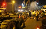 Hai mẹ con bị cuốn vào gầm xe container, tử vong tại chỗ