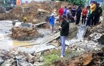 Đào móng nhà, bức tường hàng xóm đổ sập làm 2 người thương vong