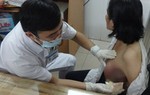 Khối u vú lở loét, sùi như súp lơ và di căn vì… đắp lá