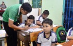 Anh bảo vệ mở lớp học tình thương cho trẻ nhà nghèo nhập cư