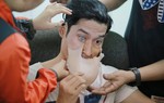Huy Khánh mất 3 giờ hóa trang thành người đàn ông xấu xí