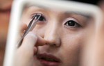 Ngập trong nợ vì vay tiền tỉ để được sống với giới tính thật