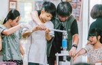 Trẻ em khuyết tật trải nghiệm cách làm xà phòng tái chế