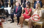 Con gái cưng tranh thủ quảng cáo vòng tay khi xuất hiện cùng ông Trump