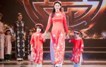MC Phan Anh cùng vợ con trình diễn áo dài Tết 