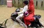 Đám cưới chạy lũ nhận được nhiều lời chúc phúc trên mạng