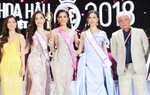 Tân hoa hậu Trần Tiểu Vy ấp úng trả lời báo chí sau khi đăng quang