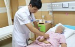 Đau tức vùng bụng kéo dài, cụ bà phát hiện khối u vòi trứng khổng lồ