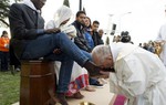 Giáo hoàng Francis rửa và hôn chân người tị nạn