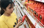 Quảng cáo tương ớt Chin-su gây phản cảm tại siêu thị