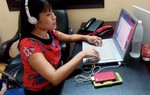 Người phụ nữ vượt bóng tối để... tỏa sáng