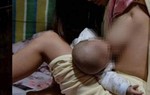 Người mẹ không tay chăm con