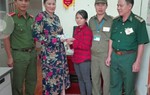 Nhặt được hơn 26 triệu đồng, người phụ nữ nghèo đợi cả chiều để trả lại người mất