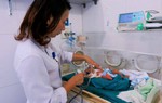 Bé sơ sinh nhiễm trùng, vàng da được người nhà đưa vào viện rồi bỏ mặc