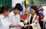 Chủ tịch Hội LHPN Việt Nam thăm, trao học bổng cho trẻ em Làng SOS