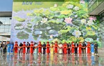Tác giả ‘Con đường gốm sứ’ vẽ tranh hoa sen khổng lồ tại sân bay Nội Bài 