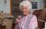 Người phụ nữ già nhất nước Anh sống lâu nhờ uống Whisky mỗi tối 