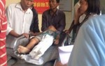 Bé trai 5 tuổi bị cột điện đè nát chân