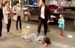 Cha thành ‘quái vật’ khi bạo hành vợ trước mắt con
