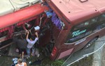 Xe khách tông nhau trên đường cao tốc