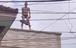 Người bố đưa con lên nóc nhà 3 tầng rồi ném xuống