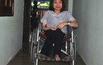 Cô giáo trên xe lăn dạy miễn phí tiếng Anh cho trò nghèo