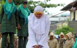  Lĩnh 23 roi vì dám... đến gần bạn trai