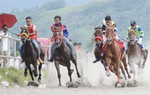 Bóc lột sức lao động khi biến trẻ em thành nài ngựa ở Indonesia