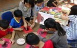 Làng tranh dân gian Kim Hoàng cuốn hút mẹ và bé
