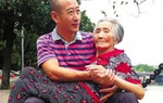 Tan chảy trái tim với chữ hiếu người đàn ông ngũ tuần dành cho mẹ