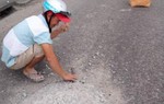Dân mạng ngợi khen người đàn ông đục khối bê tông trên quốc lộ để tránh tai nạn cho người khác