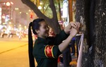Hình ảnh người dân Hà Nội chào đón Tổng thống Mỹ Donald Trump