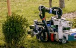 Robot làm vườn cắt tỉa hoa hồng và cây cảnh chính xác từng centimet