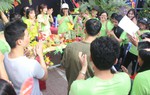 Sinh viên TPHCM 'search' mạng gói bánh tét đón tết Tây 