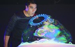 Nghệ sĩ bong bóng Fan Yang dựng sân khấu triệu đô ở Việt Nam tặng mẹ