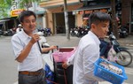Chàng trai mù hát rong kiếm tiền phẫu thuật mắt