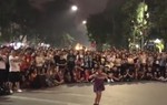 Cô bé nhảy Bống bống bang bang "gây bão" phố đi bộ Hà Nội