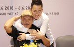 Tùng Dương gọi nhạc sĩ Trần Tiến là ‘gái già’