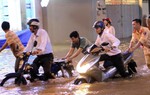 Triều cường dâng cao, nhiều tuyến đường thành phố Vĩnh Long ngập sâu