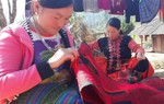 Lạc vào miền đất thêu thùa 