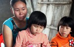 Thuyền viên bị cướp biển bắt trở về, người vợ không cầm được nước mắt