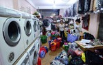 Hà Nội mưa nồm, xếp hàng chờ giặt sấy quần áo 