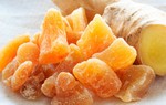 Làm kẹo gừng mật ong chống viêm họng ngày lạnh 