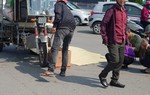 Chồng phanh gấp khiến vợ ngã xuống đường tử vong tại chỗ