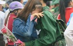Tân binh xúc động chia tay mẹ, vợ, bạn gái lên đường nhập ngũ