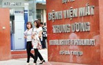Bệnh nhân tố gần mù sau phẫu thuật sụp mi, BV Mắt TƯ nói gì?
