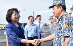 Phó Chủ tịch nước thăm và tặng quà cán bộ, chiến sỹ Vùng 2 Hải quân
