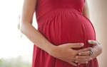 Bà bầu hôn môi, ăn đồ thừa của con dễ sinh ra trẻ bị điếc?