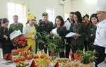 Phụ nữ cảnh sát cơ động trổ tài chế biến món ăn 3 miền