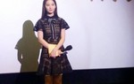 Lưu Diệc Phi bị fan cuồng xô ngã đập đầu
